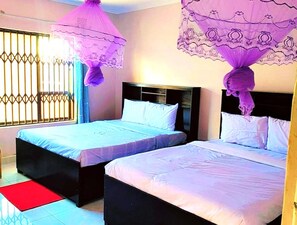 Espacio para trabajar con laptop, wifi gratis y ropa de cama 