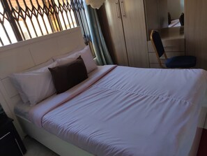 Espai de treball apte per a portàtils, wifi gratuïta i roba de llit 