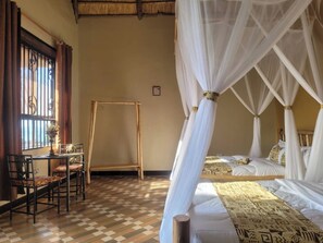Desk, free WiFi, bed sheets - Stevalyn's Ridge View Lodge (Jinja)