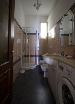 Doccia, asciugacapelli, bidet