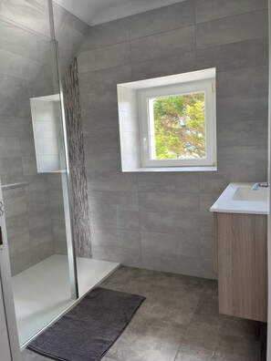 Haartrockner, Handtücher, Seife, Toilettenpapier