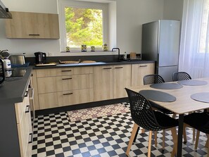 Réfrigérateur, four à micro-ondes, un four, surface de cuisson