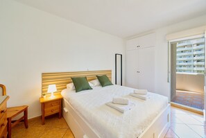 2 bedrooms, iron/ironing board, free WiFi - BenalBeach - Swimming pools with slides and beach just around the corner (Arroyo de la Miel)