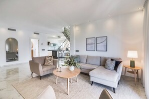 Smart TV - Espectacular Atico en Puerto Banus (Marbella)