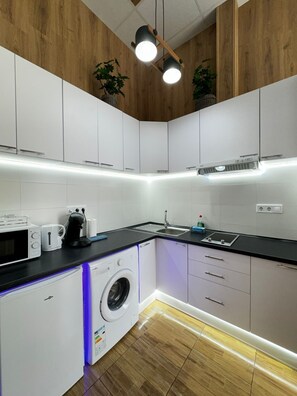 Kjøleskap, mikrobølgeovn, kokeplater og kaffetrakter/tekoker