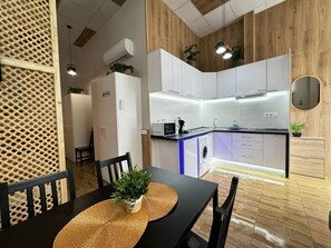 Kühlschrank, Mikrowelle, Herdplatte, Wasserkocher mit Kaffee-/Teezubehör