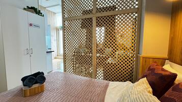 1 slaapkamer, een strijkplank/strijkijzer, gratis wifi, beddengoed