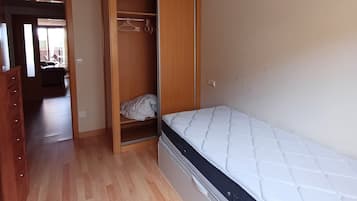 2 bedrooms, iron/ironing board, bed sheets