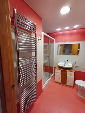 Douche, sèche-cheveux, serviettes fournies, savon