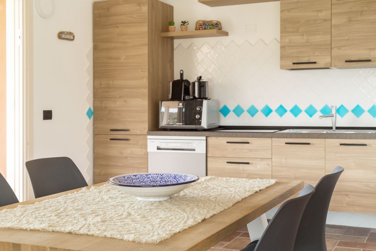 Kjøleskap, mikrobølgeovn, kokeplater og oppvaskmaskin