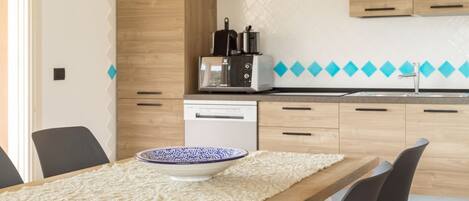 Kjøleskap, mikrobølgeovn, kokeplater og oppvaskmaskin