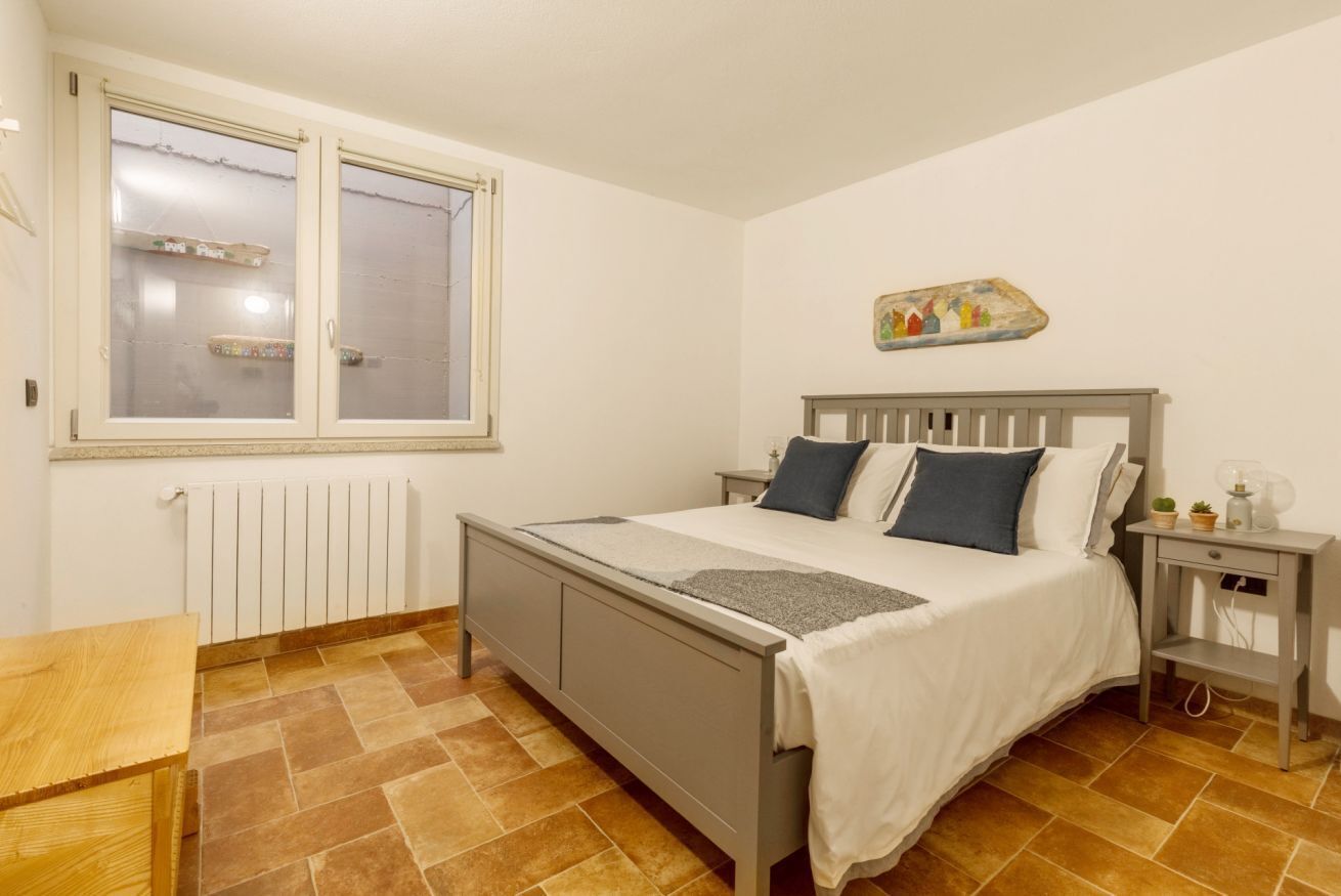 6 dormitorios, tabla de planchar con plancha, cuna de viaje