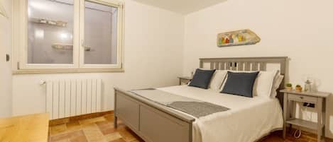 6 dormitorios, tabla de planchar con plancha, cuna de viaje