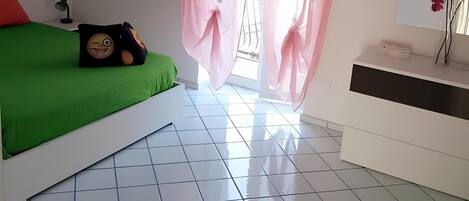 2 bedrooms, travel cot, free WiFi, bed sheets