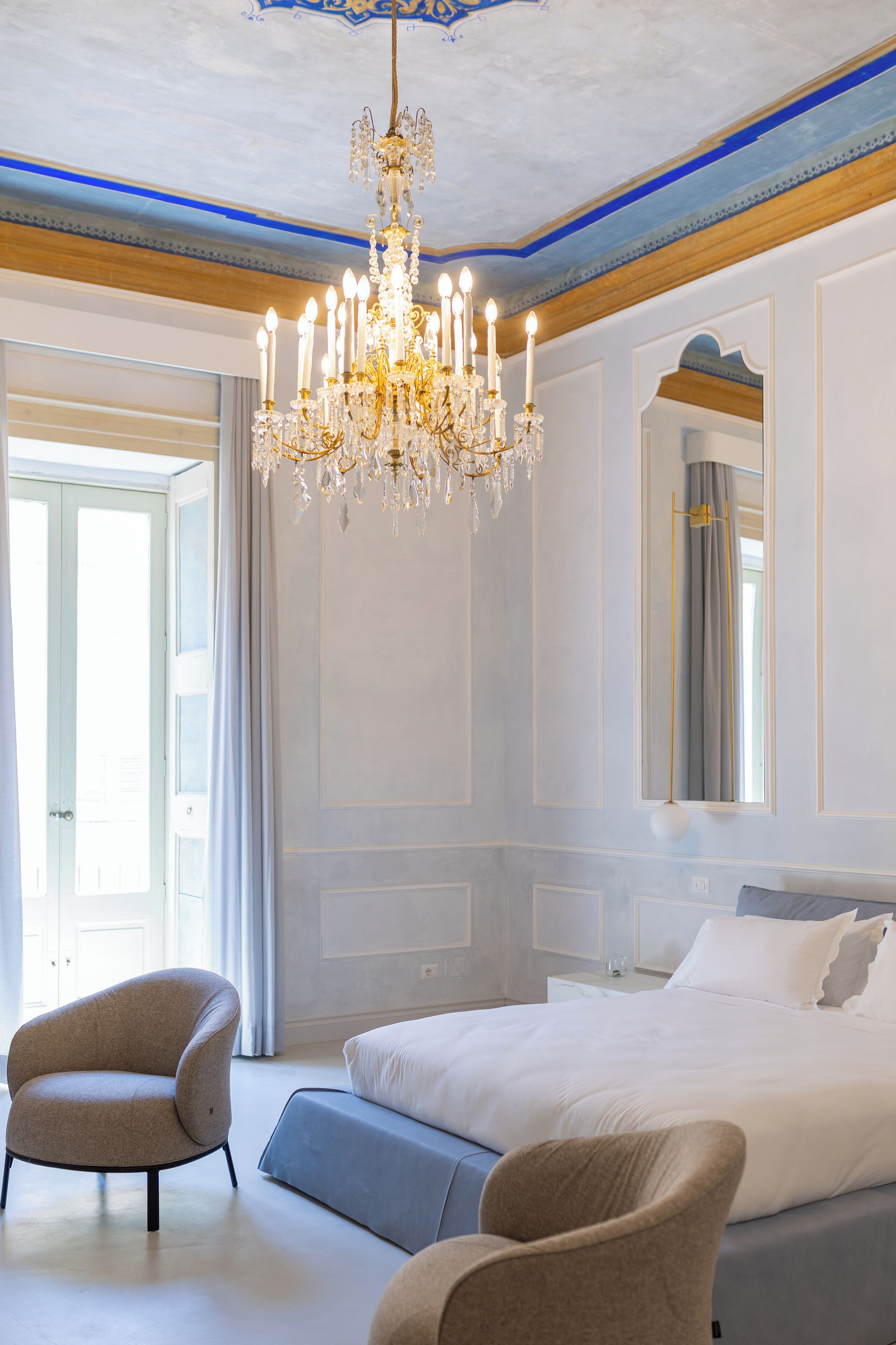 Suite | In-room safe, blackout drapes, soundproofing, iron/ironing board