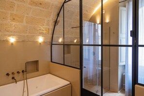 Exclusieve kamer | Badkamer | Gratis toiletartikelen, een haardroger, pantoffels, handdoeken