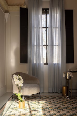 Junior Suite | 1 bedroom, in-room safe, blackout curtains, soundproofing
