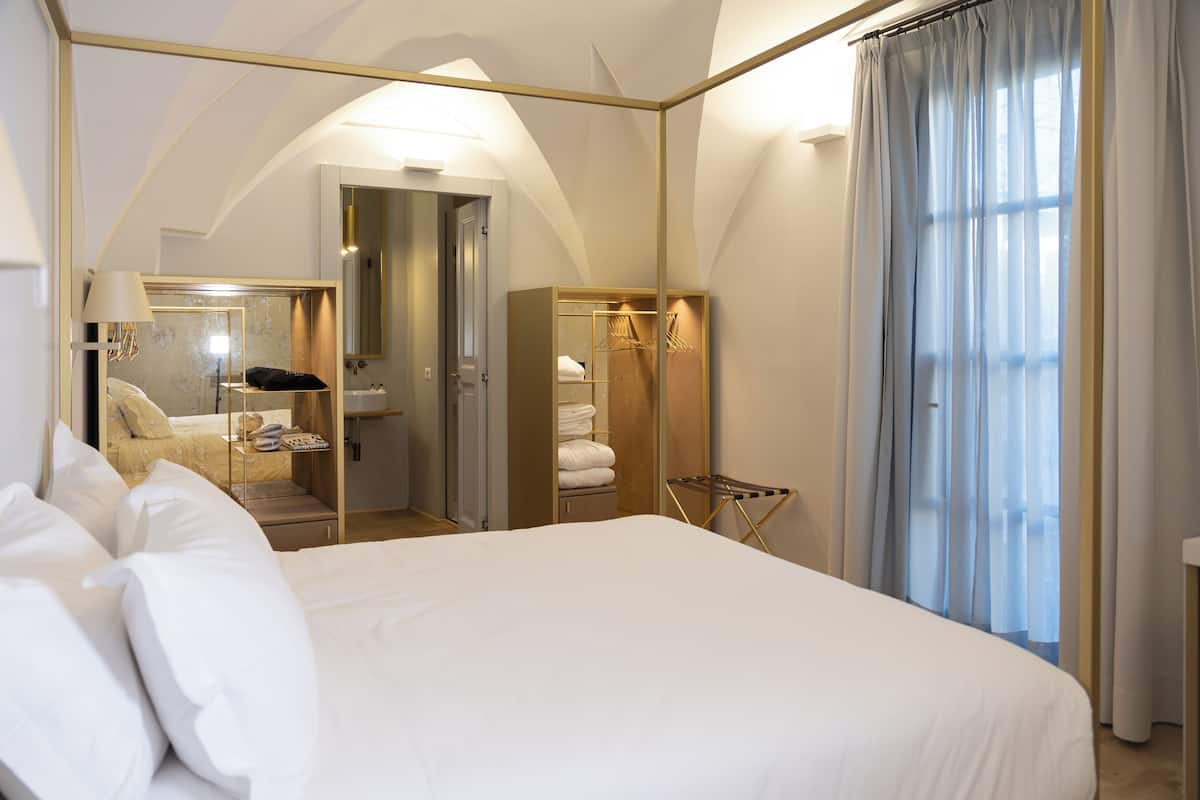 Klassieke kamer | Een kluis op de kamer, verduisterende gordijnen, geluiddichte muren
