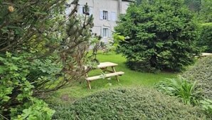 A house with a garden, a picnic table, and a large tree. - Aurore - Appartement 3 Personnes (Saint-Martin-d'Uriage)