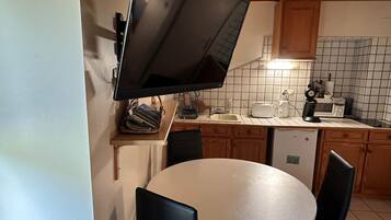 Een koelkast, een microgolfoven, een kookplaat