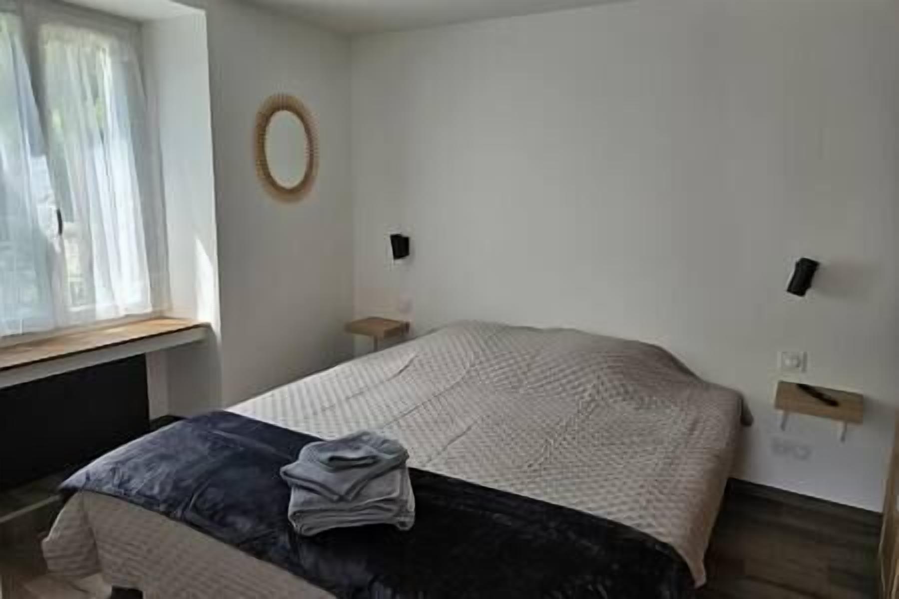 1 slaapkamer, een strijkplank/strijkijzer, reisbedje, internet