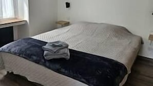 1 soverom, strykejern/-brett, reiseseng for barn og internettilgang