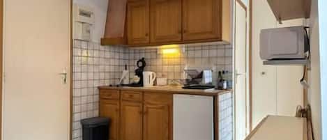 Fridge, microwave, stovetop, coffee/tea maker