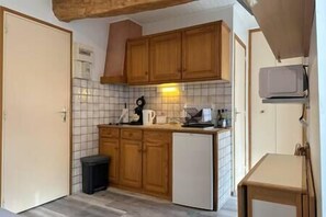 Réfrigérateur, micro-ondes, plaque de cuisson, cafetière/bouilloire
