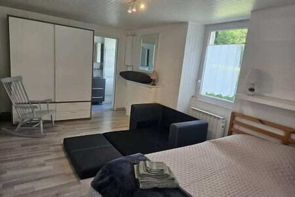 1 bedroom, iron/ironing board, internet, bed sheets