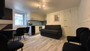 A modern apartment with a kitchen, dining area, and living room. - Atacama - Appart. en Rez-de-chaussée (Saint-Martin-d'Uriage)