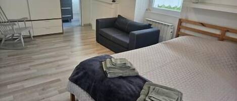 1 bedroom, iron/ironing board, travel cot, Internet