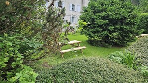 A house with a garden, a wooden bench, and a large tree. - Atacama - Appart. en Rez-de-chaussée (Saint-Martin-d'Uriage)