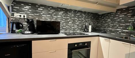 Réfrigérateur, micro-ondes, four, plaque de cuisson