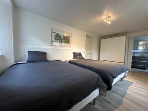 1 habitación, tabla de planchar con plancha, cuna de viaje y internet 