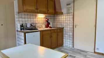 Refrigerador, microondas, parrilla de estufa y cafetera y tetera