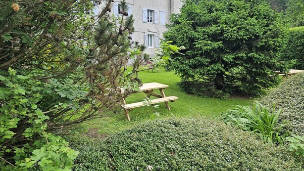 A house with a garden, a wooden bench, and a large tree. - Firmament - Studio (Saint-Martin-d'Uriage)