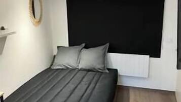 1 habitación, tabla de planchar con plancha, cuna de viaje y internet