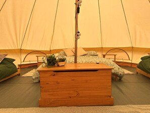1 bedroom, bed sheets - Walltree House Glamping - Bell Tent (Brackley)