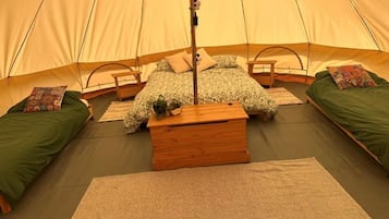 1 bedroom, bed sheets