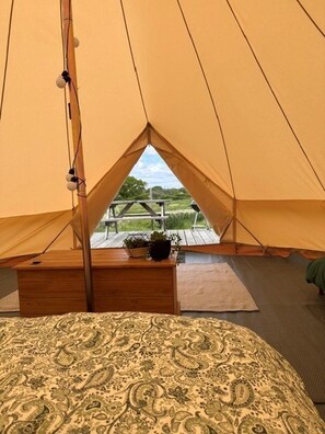 1 bedroom, bed sheets - Walltree House Glamping - Bell Tent (Brackley)