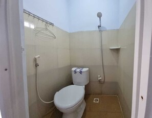 Shower, towels, soap, shampoo - Hotel O Ump Near Alun-Alun Formerly Penginapan 88 (Kosambi)