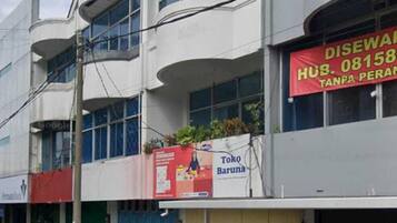 Vista frontal de la propiedad