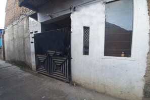 Exterior - Hotel O Mekar Guest House Syariah (Mekargalih)