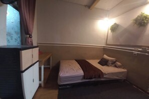 Laptop workspace, bed sheets - Hotel O Mekar Guest House Syariah (Mekargalih)