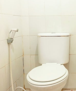 Economy Double Room | Bathroom | Shower, towels - Hotel O Mekar Guest House Syariah (Mekargalih)