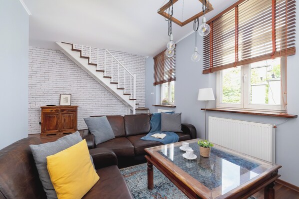 2 bedrooms, desk, laptop workspace, bed sheets - Asnyka Apartment Cracow by Renters (Kraków)