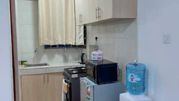 Deluxe Apartment, City View | Private kitchen