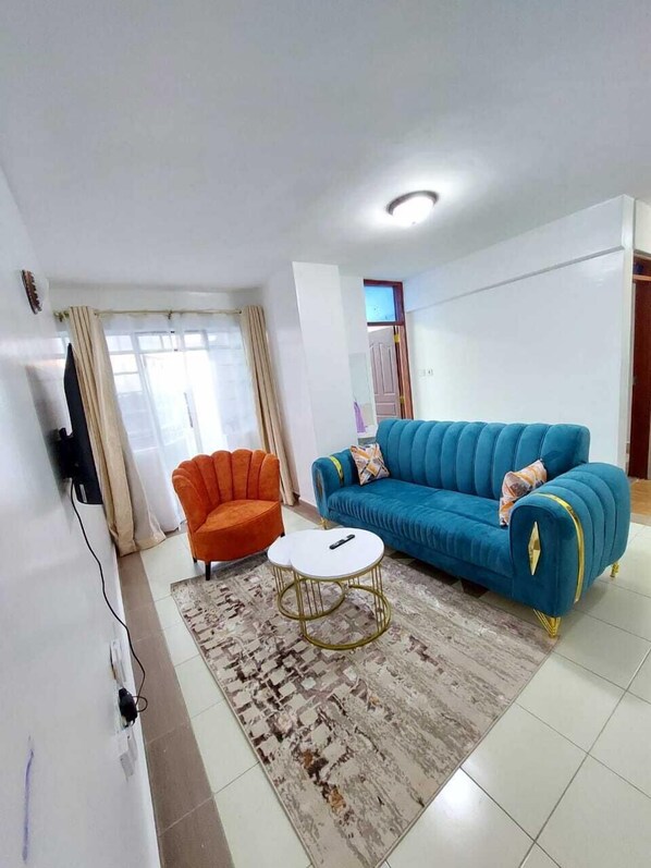 豪華公寓, 城市景觀 | 起居區 | 32-吋智慧型電視，提供數位頻道