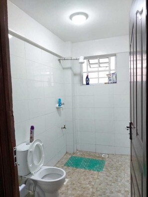 Departamento Deluxe, vista a la ciudad | Baño | Regadera, regadera tipo lluvia, amenidades de baño gratuitas, pantuflas 