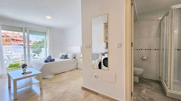 Tabla de planchar con plancha, wifi gratis y ropa de cama